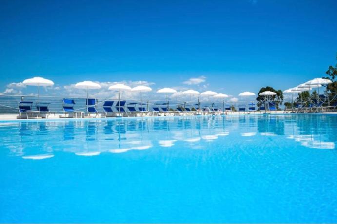 Ampia piscina con solarium Hotel famiglie Scario 