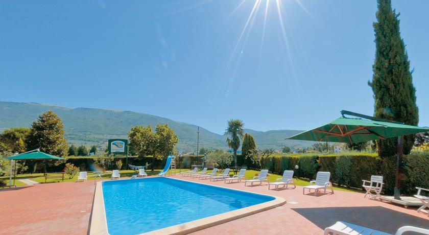 Parco con piscina e solarium Assisi 