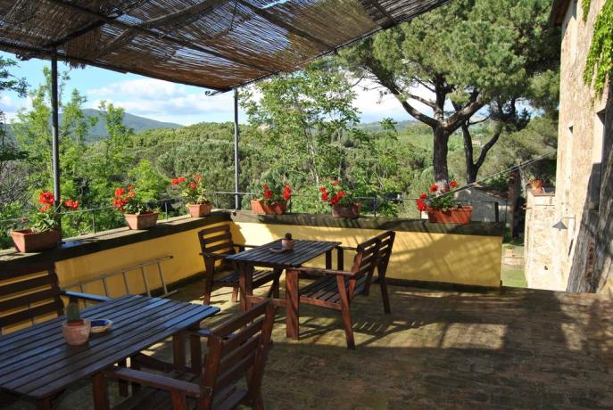 agriturismo con terrazza panoramica tavolo-sedie Roccastrada