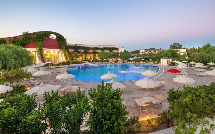 Hotel 4 stelle Puglia piscina con solarium Castellaneta-marina 