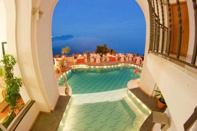 Cena romantica a Bordo piscina in Hotel Ravello 