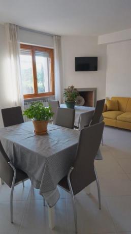 Salotto con tavoli per mangiare e divano