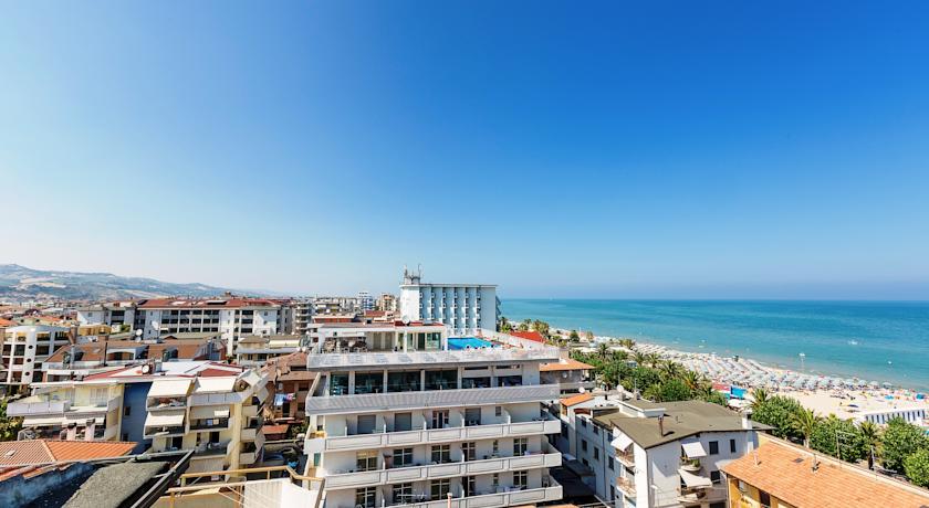 Hotel con Piscina Panoramica sul lungomare 