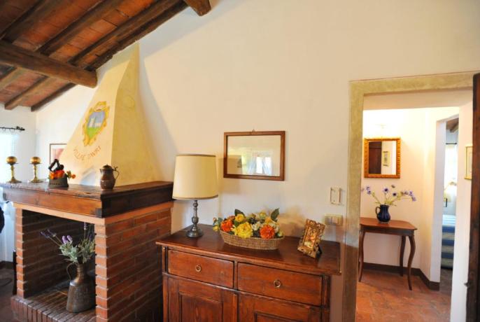 Casolare Lago Trasimeno con salone con Camino