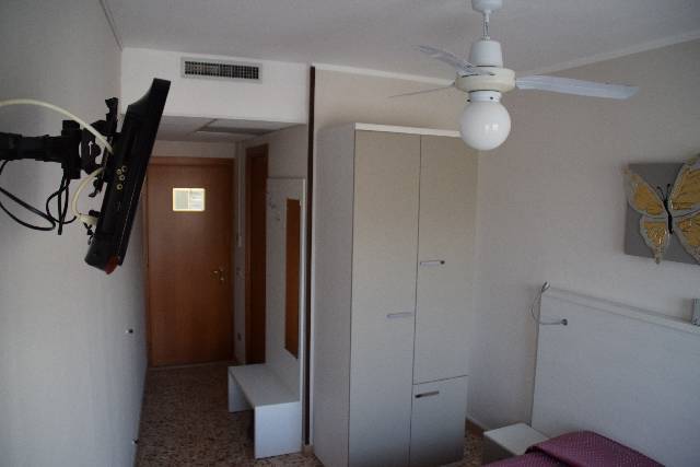 Camera con tv e armadio hotel san-bartolomeo mare