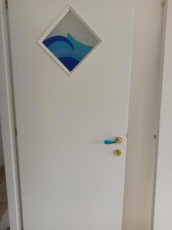 Porte con oblò-vetro-mare-maniglia-murano-attico-Gaeta