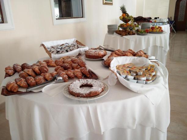 Colazione dolce con cornetti e marmellate,in Hotel  