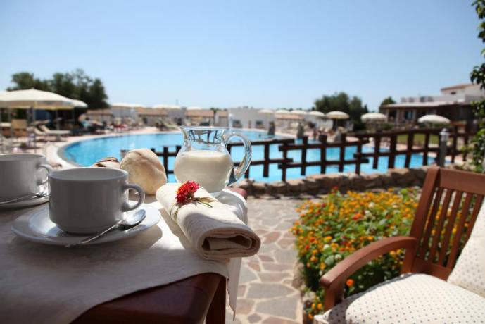 Resort in Sardegna con piscina attrezzata fronte mare