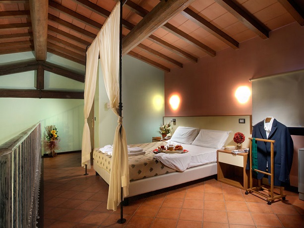 Romantica Suite con Idromassaggio in Resort Toscana