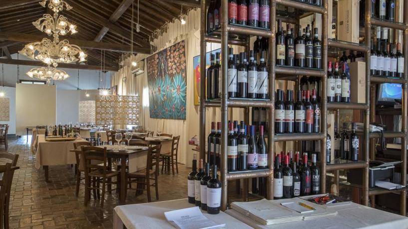Ristorante con ampia scelta vini