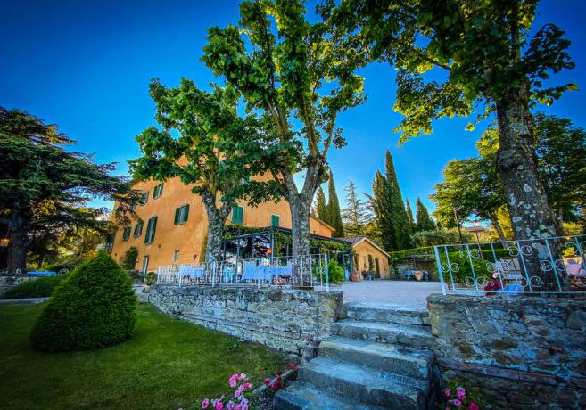 Ristorante esterno con atmosfera romantica 