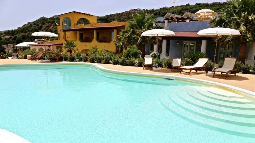 Piscina esterna con idromassaggio Hotel Isole Eolie