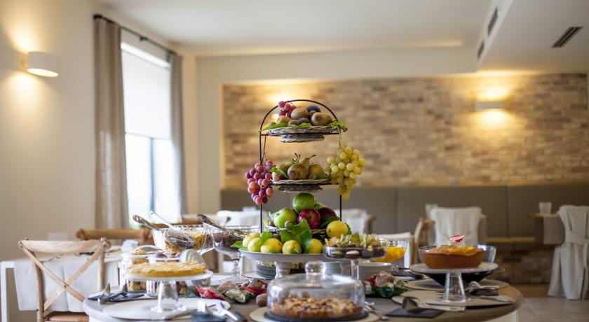 Sala colazione ampia e luminosa 