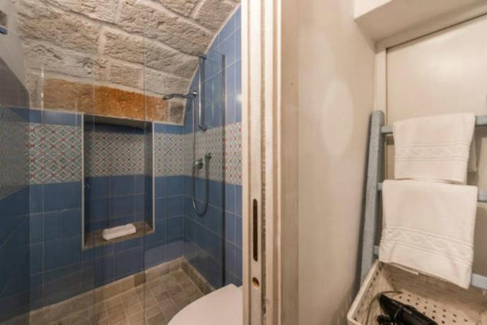Bagno con ampio box doccia appartamenti Polignano