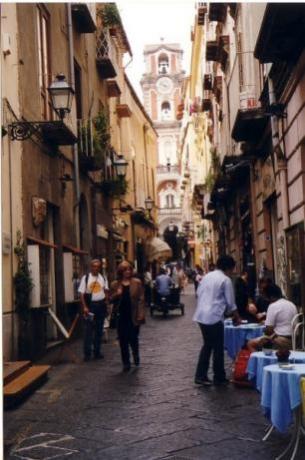 strada nel centro di sorrento