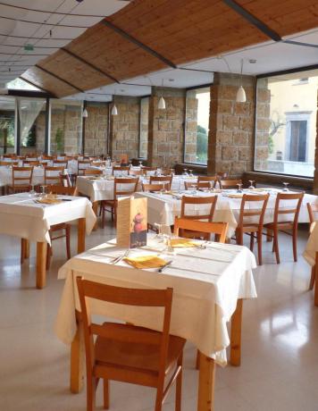 Ampia sala Ristorante in Agriturismo per Gruppi
