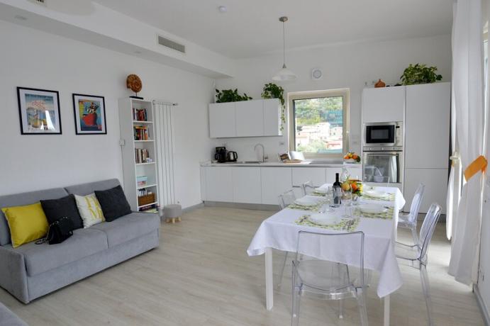 Living Cucina con Balconi e Finestra