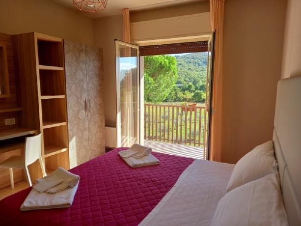 Umbria, Hotel 3 stelle sul Parco Naturale del Lago Trasimeno con Spiaggia a 200mt, Piscina e Ristorante