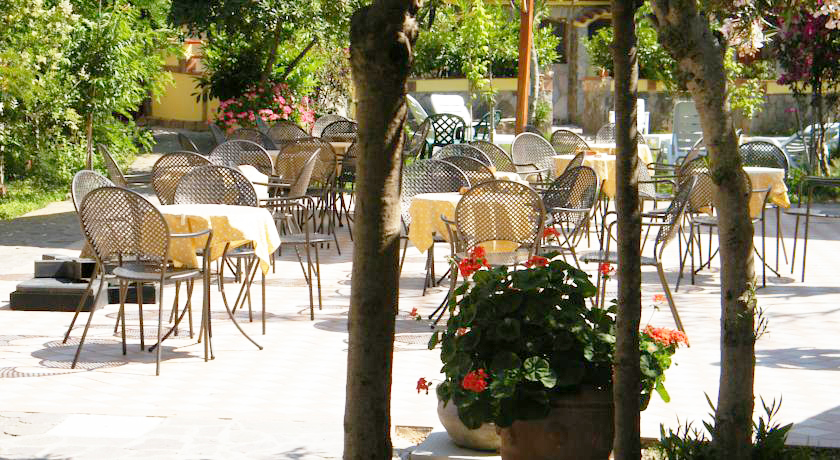 Piazzetta-bar Villaggio nel Parco Nazionale del Cilento 