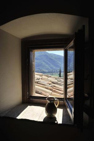 Appartamenti con finestra in vista colline umbre