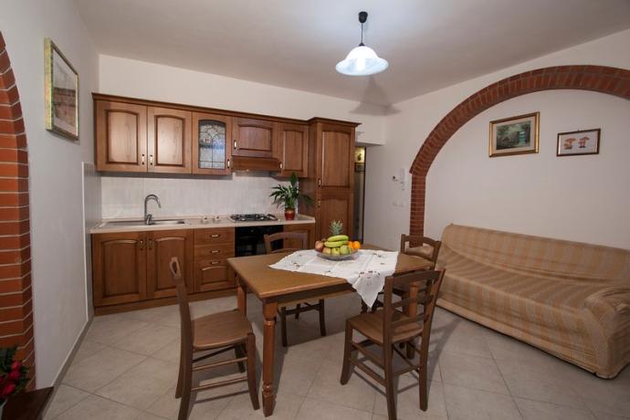 Cucina con frigo-piano-cottura-utensili-appartamenti-vacanza-Cortona 