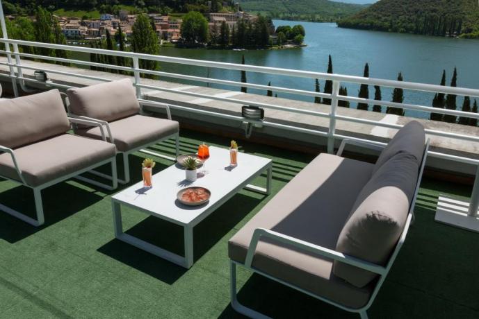 Hotel con terrazza affacciata sul lago di Piediluco 