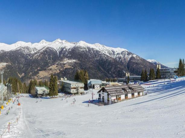 Stupendo paesaggio innevato e piste da sci