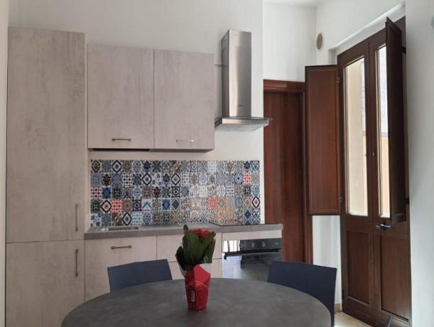 Cucina in Appartamento con Tavolino Rotondo