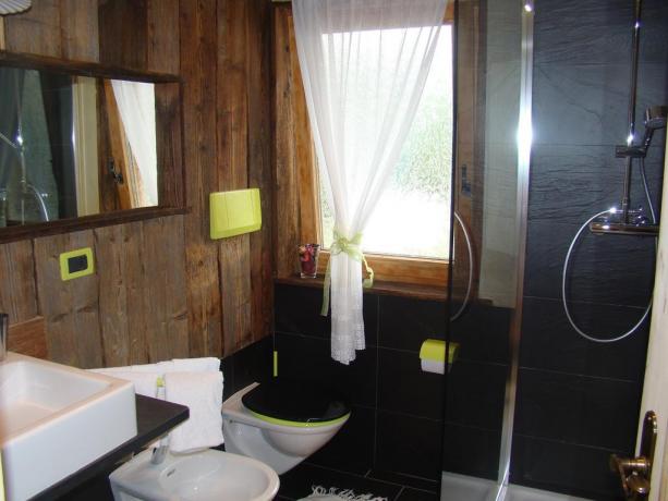 Bagno camera in legno con doccia a S.Vigilio 