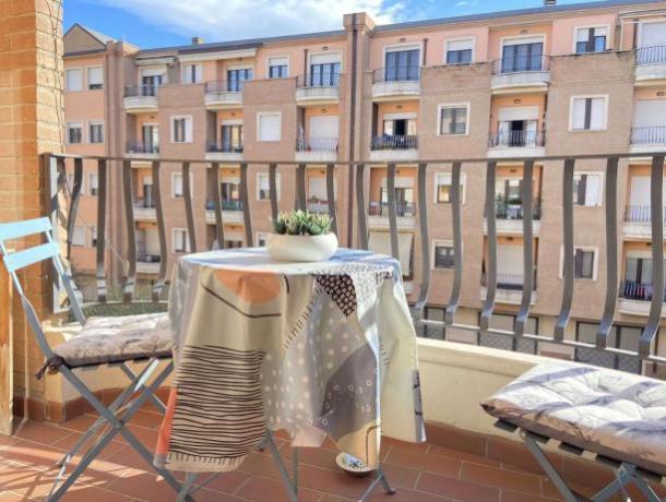 Balcone con sedie e tavolo