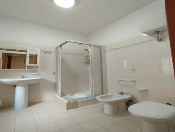 Albergo Gruppi Roma: Bagno con doccia set cortesia 