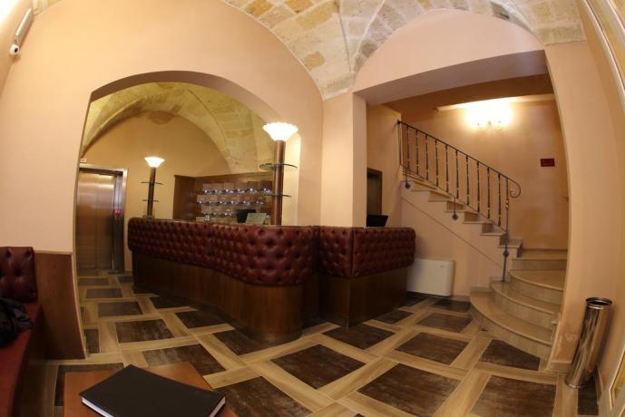 Reception accogliente albergo in Puglia