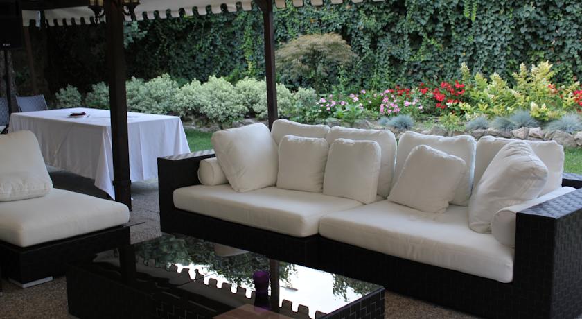 salotto esterno hall giorno hotel arcobaleno