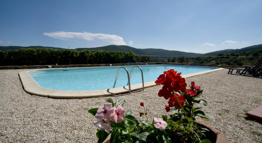 Piscina esterna con vista panoramica