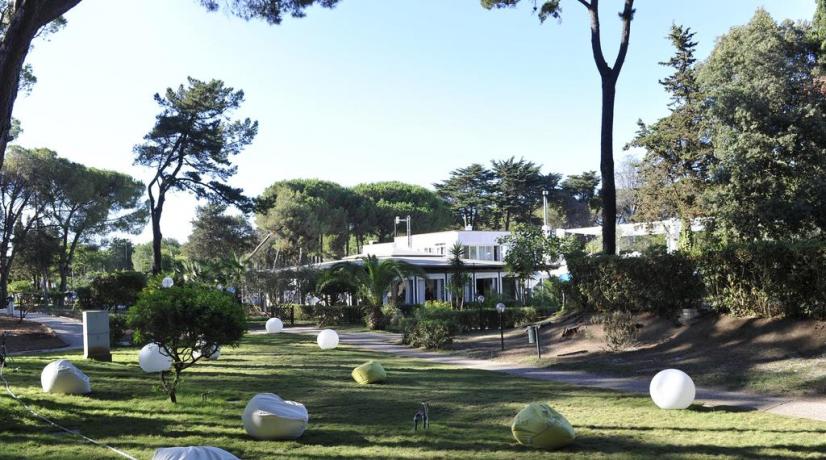 Resort con grande giardino a Baia-Domizia ideale famiglie