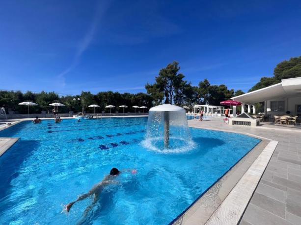 Villaggio con Piscina per Adulti e Bambini 