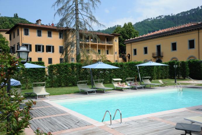 Piscina con Solarium a Bagni di Lucca 