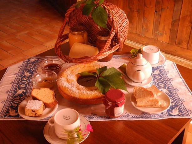 Colazione con dolci fatti in casa 