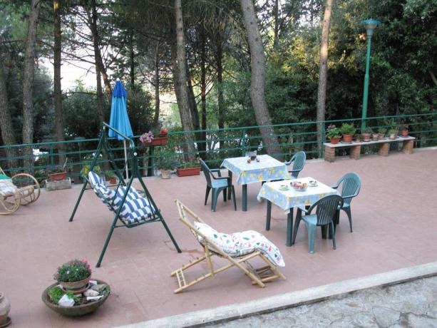 Area relax con sedie dondolo B&B a Corciano 