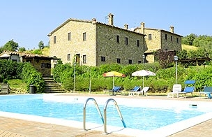 Piscina grande ed attrezzata