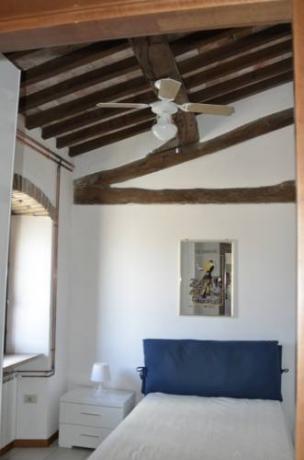 Camera da letto dell' appartamento a Corciano