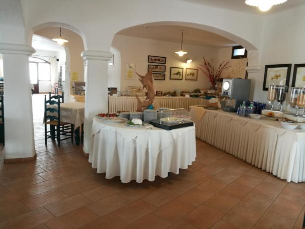 Abbondante colazione nel resort vicino Nuoro