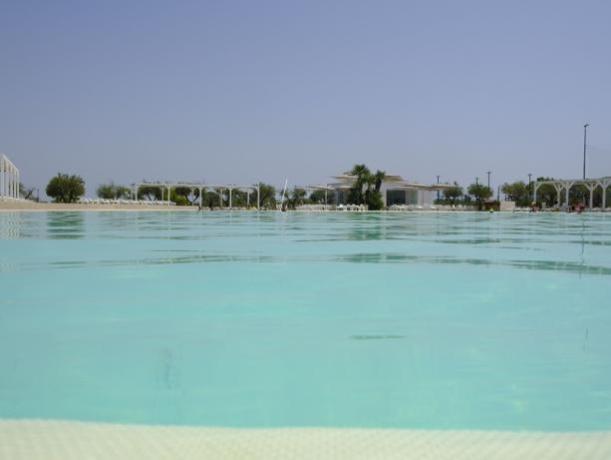 Piscina circondata dai profumi della Macchia Mediterranea 