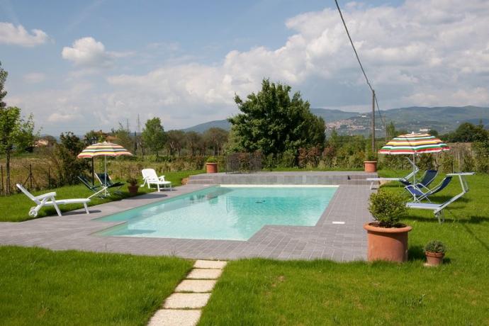 Ampia piscina-solarium-appartamenti-vacanza-Cortona Arezzo 