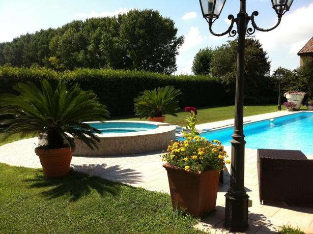 Piscina esterna con idromassaggio e cortile curato