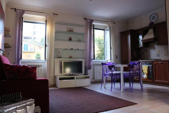 cucina attrezzata e soggiorno con tv
