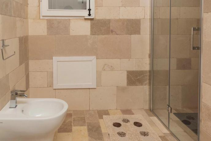 Servizi igienici suite in Masseria Manduria Salento