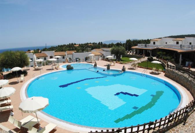 Ampia piscina attrezzata nel Resort vicino Cala Gonone