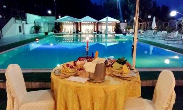 hotel 3 stelle Cena Romantica in Piscina