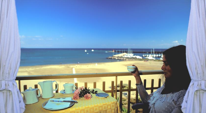 Hotel 4 Stelle a Terracina fronte mare con spiaggia privata, camere e suite per coppia e famiglia.